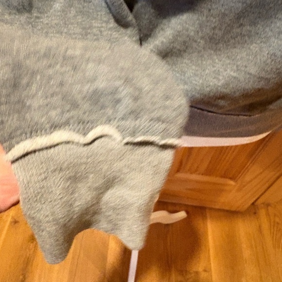 Gray Gryffindor Universal Studio Sweatshirt - Picture 4 of 10